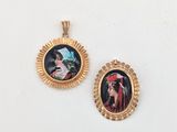 deux pendentifs plaqués or représentant une femme et un homme