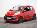une voiture rouge de marque Citrole garée sur un sol à damier dans un garage
