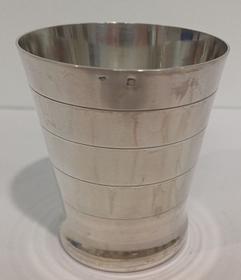 Timbale tronconique en argent massif unie, poinçon Minerve 1°titre Elle est décoré de filets Haut: 7.5cm Orfèvre PHIL...