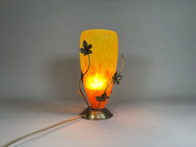 une lampe posée sur une table et munie d'un cordon
