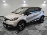 une Renault C-Cross blanche garée sur un sol à damier