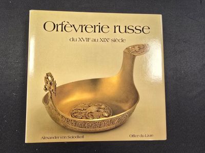 la couverture d'un livre sur laquelle figure un oiseau doré