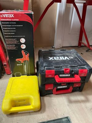 une boîte d'outils posée sur le sol à côté d'une boîte d'outils