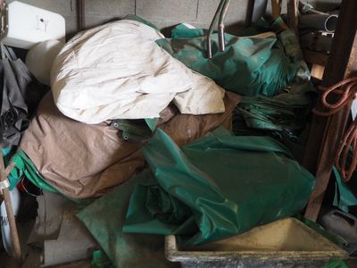 un tas d'ordures dans un garage, près d'un mur