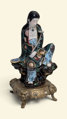 "Guanyin sur un rocher tenant un sceptre ruyi"