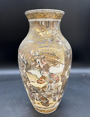 un vase avec un tableau posé sur une table