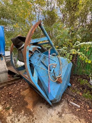 un bateau bleu posé par terre dans les bois