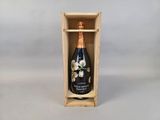 une bouteille de vin dans un coffret en bois sur une table