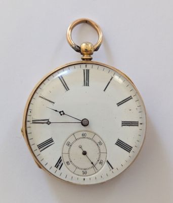 une montre de poche en or avec des chiffres romains sur le cadran