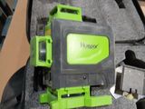 un appareil vert et noir dans un étui posé sur une table
