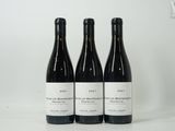 trois bouteilles de vin posées sur une table l'une à côté de l'autre