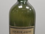 l'image d'une bouteille d'alcool posée sur une table