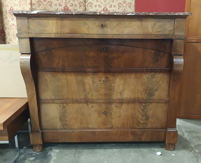 une commode en bois avec un plateau en marbre dans une chambre
