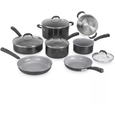 une image représentant un ensemble de casseroles et de poêles sur fond blanc