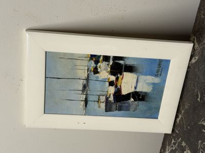 une image d'un tableau accroché au mur