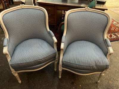 une paire de fauteuils rembourrés bleus et blancs placés devant un bureau