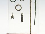 une vitrine en verre contenant toute une série d'objets divers