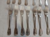 beaucoup de fourchettes et de cuillères sur la table