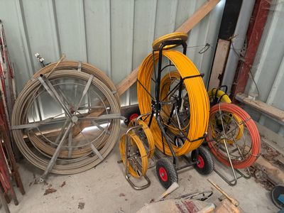 un tuyau jaune posé sur un chariot dans un garage