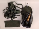un sac contenant une bouteille et d'autres objets