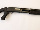 un gros plan d'un pistolet sur une surface blanche avec un fond blanc