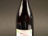 une bouteille de vin posée sur une table