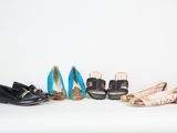 Plusieurs paires de chaussures pour femmes sont alignées en rangée