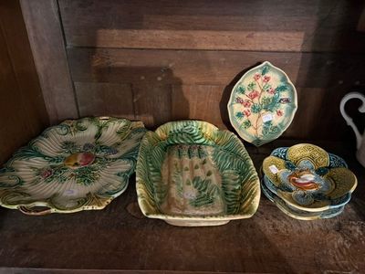 de nombreuses assiettes et bols posés sur une étagère dans une pièce
