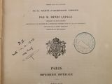 un livre ouvert sur lequel est représenté un blason