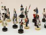beaucoup de figurines sur une surface blanche
