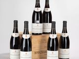 six bouteilles de vin rouge dans un coffret en bois sur fond blanc