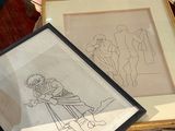 deux photos encadrées posées sur une table, avec une chaise en arrière-plan