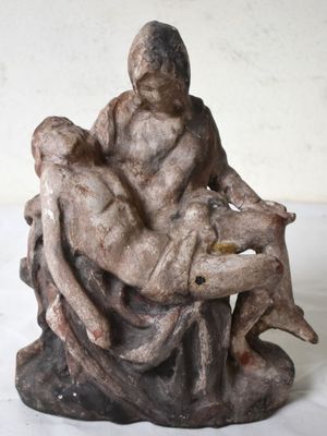 une statue représentant un homme et une femme assis sur un rocher