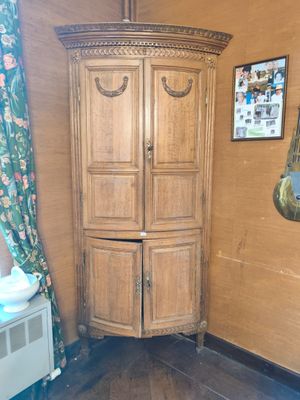 une grande armoire en bois dans un coin de la pièce