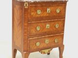 une petite commode avec un plateau en marbre