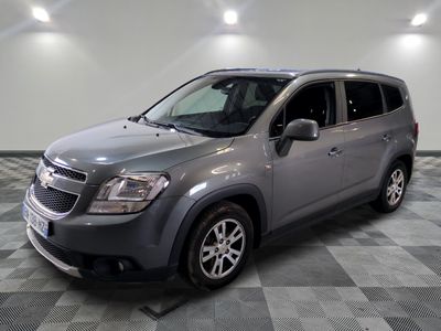 La Chevrolet RAV grise est garée sur un sol en carrelage à damier.