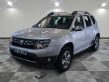 une photo d'une Dacia argentée garée dans un garage
