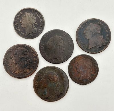 six types de pièces différents sont présentés sur une surface blanche