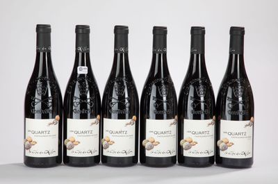 six bouteilles de vin sont alignées dans une rangée