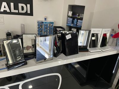 il y a de nombreuses photos encadrées sur le comptoir de ce magasin