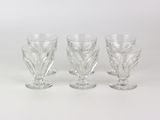 trois verres à pied en verre transparent posés les uns à côté des autres sur une surface blanche