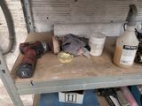 certains outils sont posés sur une étagère dans un garage