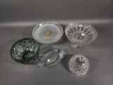 de nombreux plats et bols en verre de toutes sortes sur la table