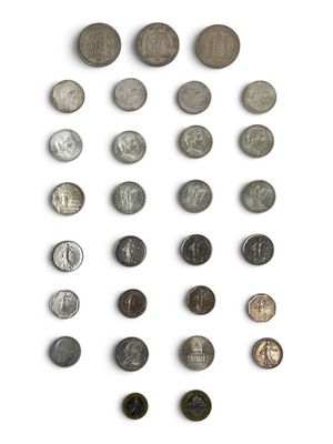 un assortiment de pièces anciennes sur un fond blanc