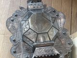 une horloge accrochée au mur et posée par terre