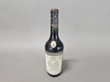 une bouteille de vin rouge sur fond blanc