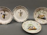trois assiettes à motifs différents posées sur une table
