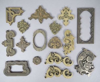 de nombreux objets décoratifs de toutes sortes disposés sur une table