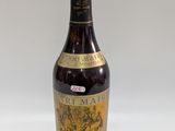 l'image d'une bouteille de vin posée sur une table