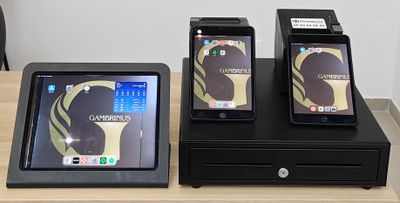 trois téléphones portables posés sur un socle noir